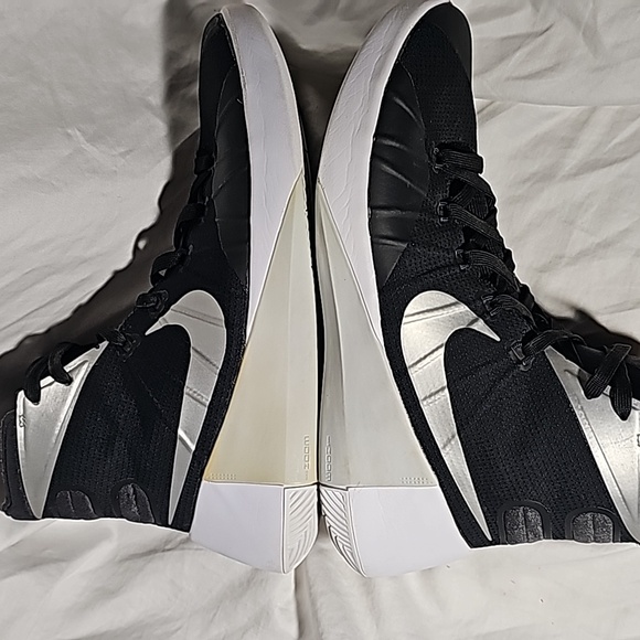 GENTLY USED - 2015 Nike Women's Air Zoom Hyperdunk - Black/Silver - Size 11 - Picture 13 of 13